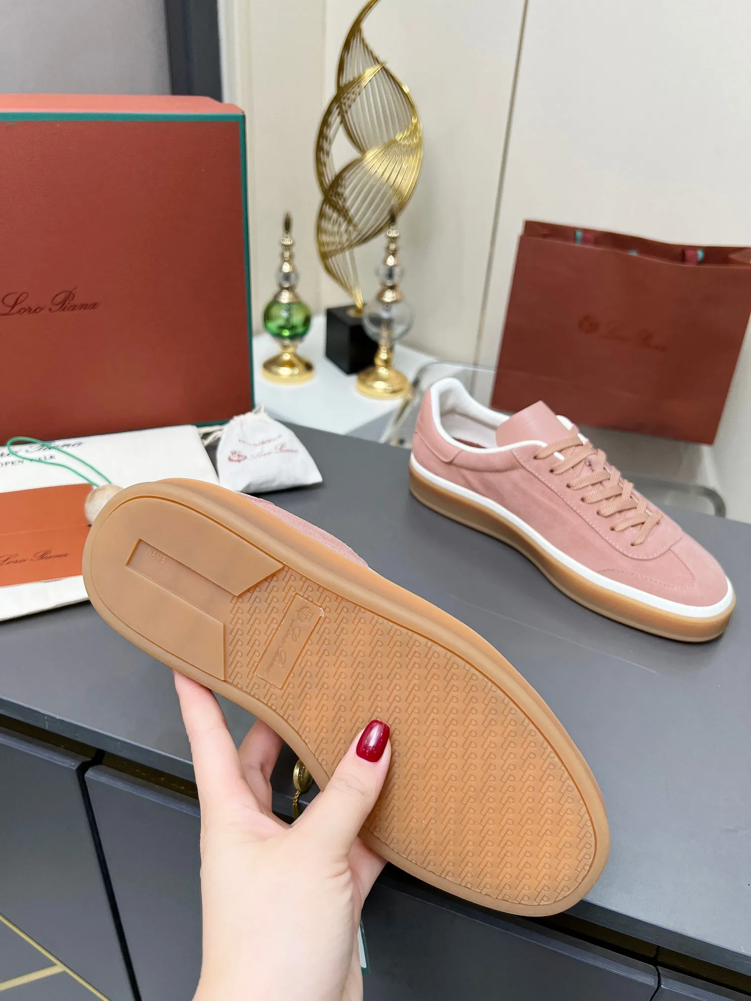 Factory price: 580💰Purchase level, high version🦅⛳️ Italy [Loro men's shoes💰iana] Tennis walk series L men's shoes💰Couple moral training shoes casual sports shoes sneakers🎁🎁 Original purchase development and production This new suede tennis shoe adopts an ultra-low design, suitable for wearing all year round👫👫 The wrapped sole creates an effortlessly attractive color combination that harmoniously blends functionality with understated style, making it the ideal shoe for urban wear. Soft calfskin tongue with Kummel color insert at the heel, embossed L Men's shoes 💰 Logo Cotton lace upper, cowhide suede sole Rubber-lined calfskin ✦ Upper: imported first-layer cowhide ➕ Customized original cowhide ✦ Lining: cowhide lining ➕ Cow leather insole ✦ Sole: Original open-molded T men's shoe 💰R ultra-lightweight outsole ✦Packaging: Original full set of packaging ✦Female size: 35--40, ✦Male size: 39--44, customized 45